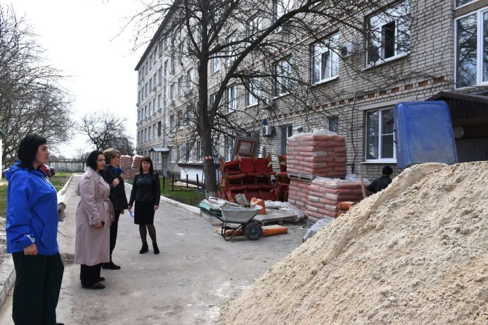 Единая Россия проинспектировала ход ремонтных работ в Новопсковской больнице Единая Россия проинспектировала ход ремонтных работ в Новопсковской больнице