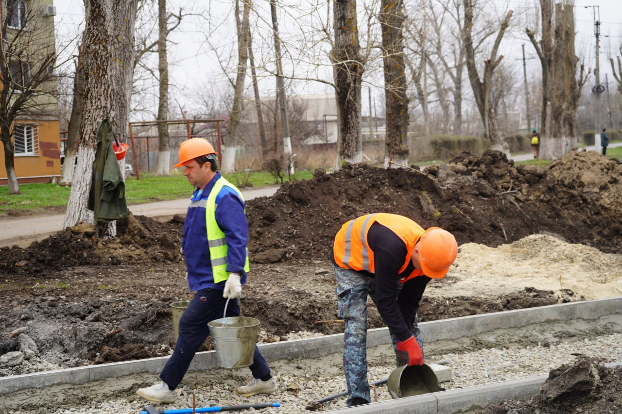 Выехал в сквер «Марс», где недавно стартовали работы по благоустройству Выехал в сквер «Марс», где недавно стартовали работы по благоустройству