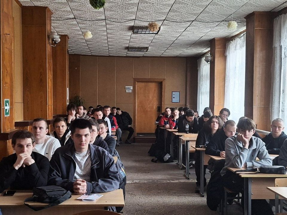 Сегодня на базе Краснодонского факультета инженерии и менеджмента (филиал) Луганского государственного университета имени Владимира Даля состоялась агитационная встреча студентов и добровольцев ССО «Молодогвардеец» ЛугРО... Сегодня на базе Краснодонского факультета инженерии и менеджмента (филиал) Луганского государственного университета имени Владимира Даля состоялась агитационная встреча студентов и добровольцев ССО «Молодогвардеец» ЛугРО...