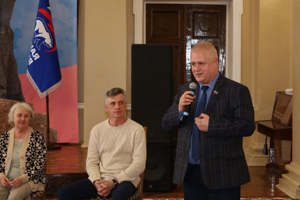 Константин Бутримов: Огонь, который передают из рук в руки: о наставничестве в Стаханове Константин Бутримов: Огонь, который передают из рук в руки: о наставничестве в Стаханове
