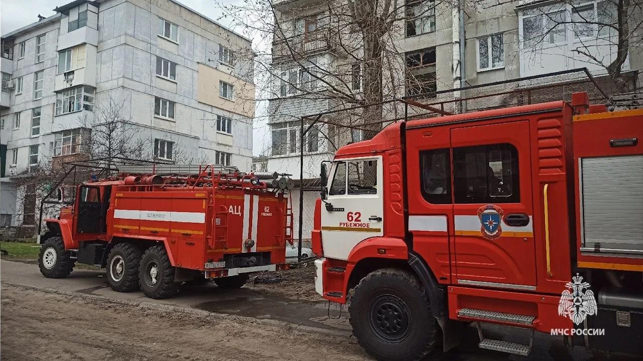 Спасатели МЧС России спасли на пожаре в Рубежном мужчину, но, к сожалению, две женщины погибли