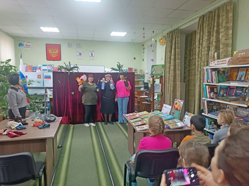 В рамках Недели детской и юношеской книги Детская библиотека г. Ровеньки отметила День смеха! Учащиеся 2-х классов Ровеньковской школы № 8 насладились увлекательной программой с шутками и конкурсами В рамках Недели детской и юношеской книги Детская библиотека г. Ровеньки отметила День смеха! Учащиеся 2-х классов Ровеньковской школы № 8 насладились увлекательной программой с шутками и конкурсами