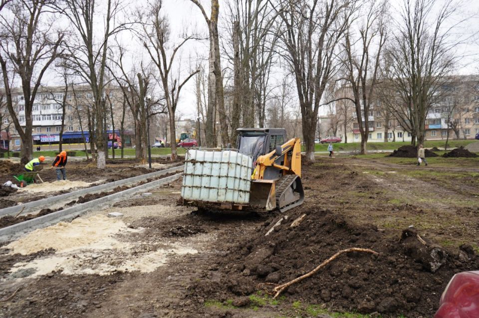 Выехал в сквер «Марс», где недавно стартовали работы по благоустройству Выехал в сквер «Марс», где недавно стартовали работы по благоустройству