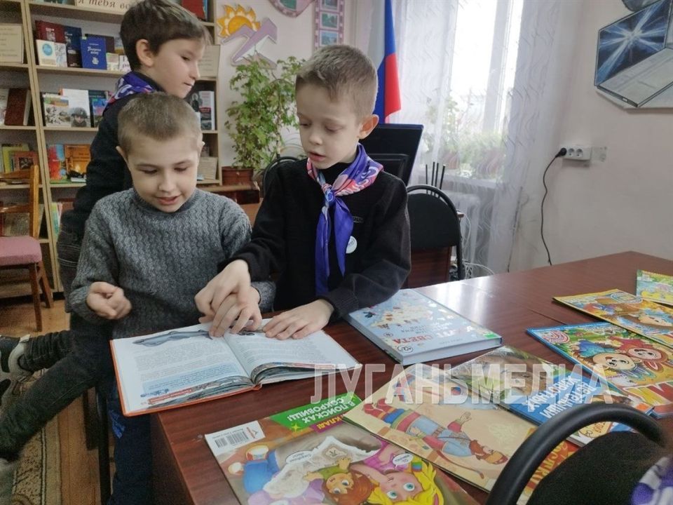 В библиотеках Стаханова проводят мероприятия, приуроченные к Неделе детской и юношеской книги В библиотеках Стаханова проводят мероприятия, приуроченные к Неделе детской и юношеской книги