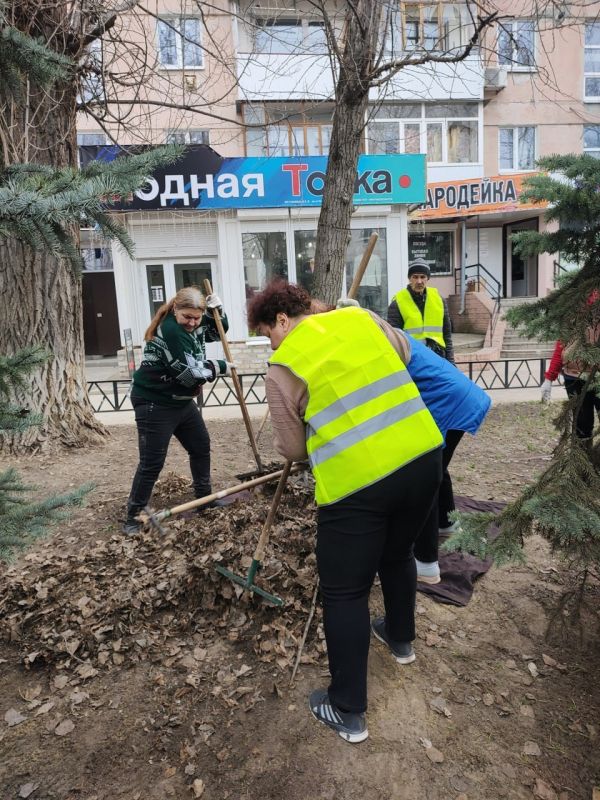 Школа №10 присоединилась к акции по благоустройству города Рубежное Школа №10 присоединилась к акции по благоустройству города Рубежное