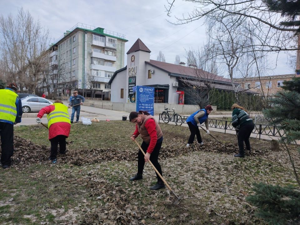 Школа №10 присоединилась к акции по благоустройству города Рубежное Школа №10 присоединилась к акции по благоустройству города Рубежное