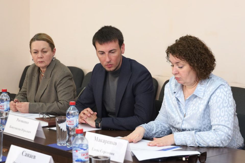 В Народном Совете ЛНР обсудили порядок предоставления компенсационных выплат на приобретение твердого бытового топлива В Народном Совете ЛНР обсудили порядок предоставления компенсационных выплат на приобретение твердого бытового топлива