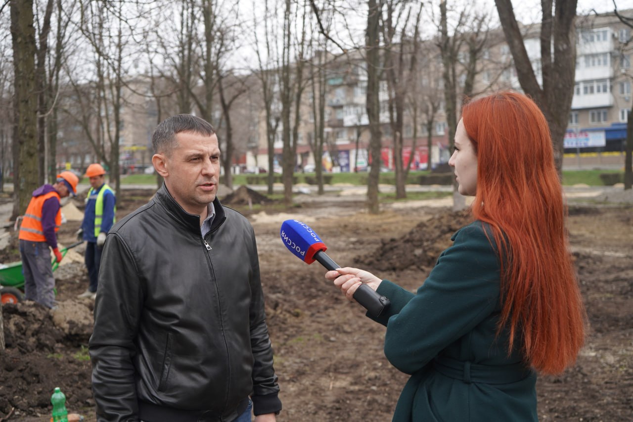 Выехал в сквер «Марс», где недавно стартовали работы по благоустройству Выехал в сквер «Марс», где недавно стартовали работы по благоустройству