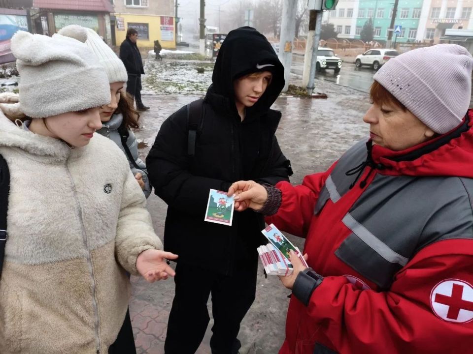 Светлана Малахова: Представители Региональной общественной организации «Общество Красного Креста в Луганской Народной Республике» активно проводят мероприятия по информированию населения о рисках минной опасности Светлана Малахова: Представители Региональной общественной организации «Общество Красного Креста в Луганской Народной Республике» активно проводят мероприятия по информированию населения о рисках минной опасности