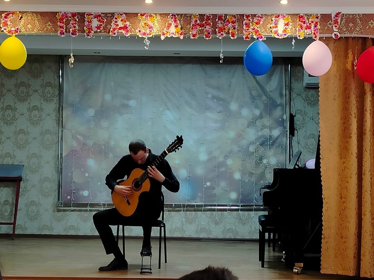 В Лутугинской Детской музыкальной школе им. А.П. Тертычного прошел концерт гитарной музыки «Посвящение земле русской» В Лутугинской Детской музыкальной школе им. А.П. Тертычного прошел концерт гитарной музыки «Посвящение земле русской»