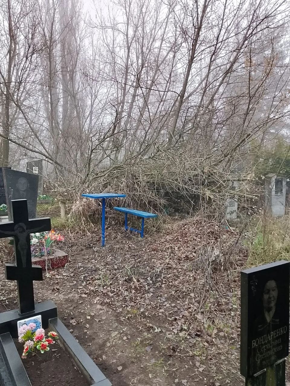 МБУ «Ритуальная служба города Ровеньки» проводит уборку на Центральном кладбище