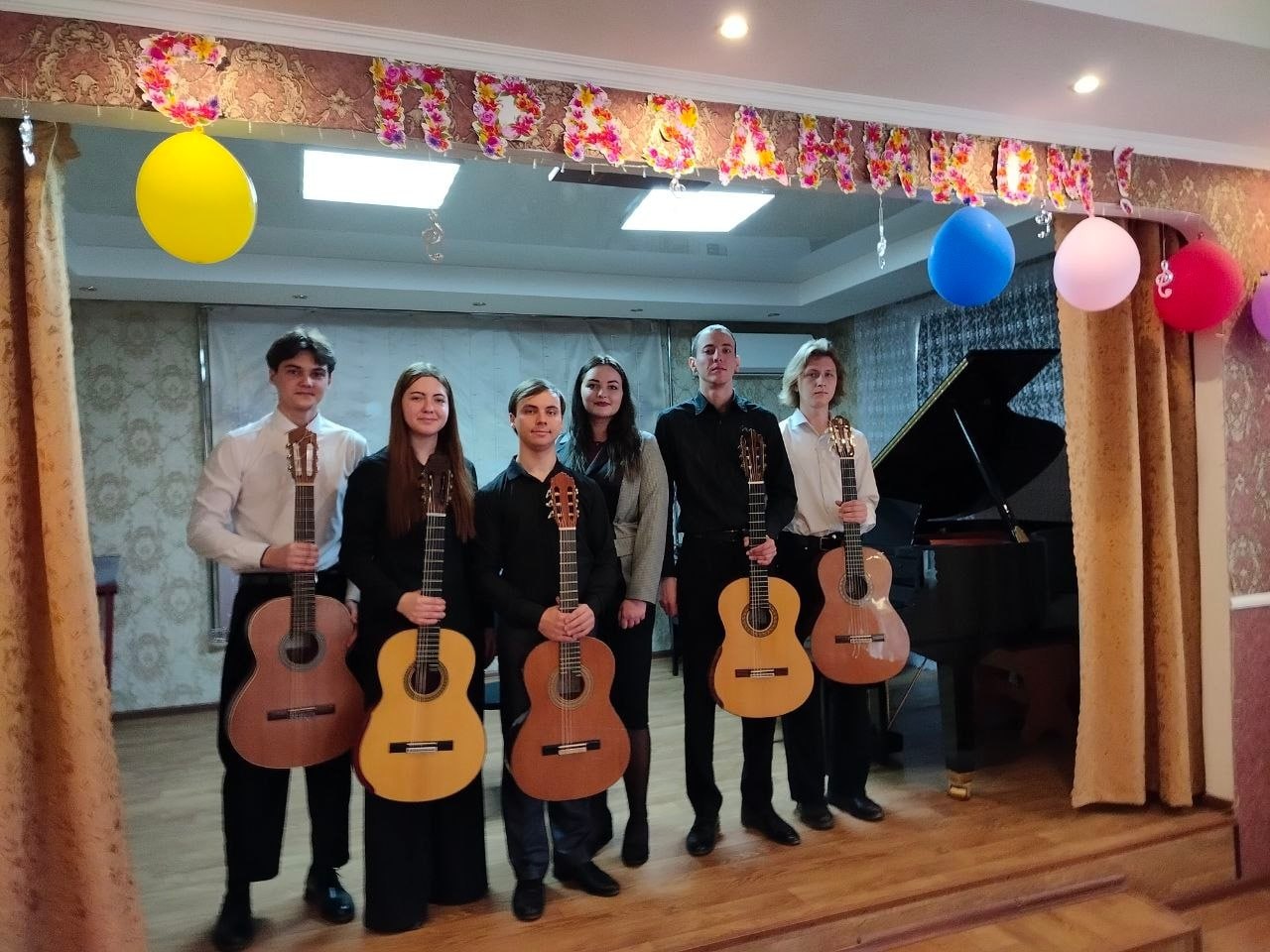 В Лутугинской Детской музыкальной школе им. А.П. Тертычного прошел концерт гитарной музыки «Посвящение земле русской» В Лутугинской Детской музыкальной школе им. А.П. Тертычного прошел концерт гитарной музыки «Посвящение земле русской»