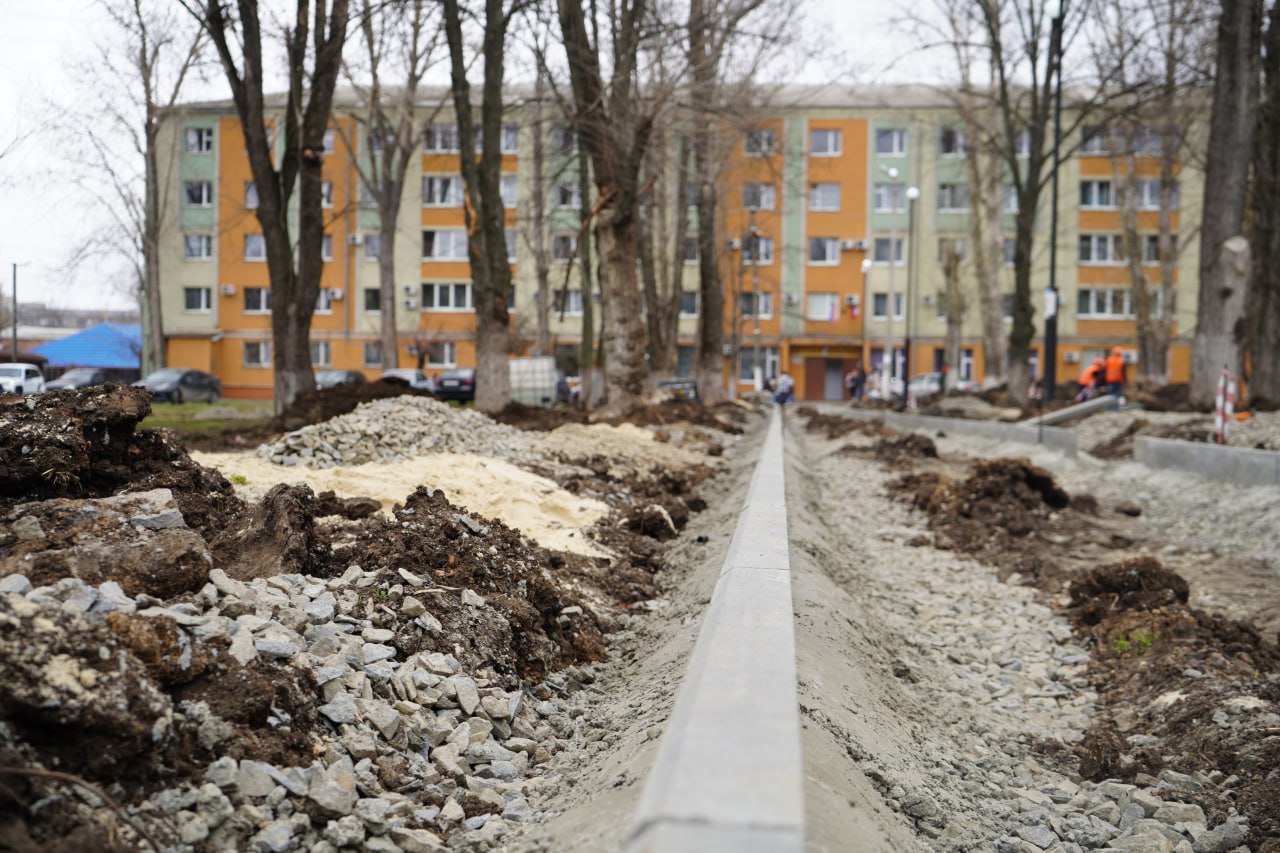 Выехал в сквер «Марс», где недавно стартовали работы по благоустройству Выехал в сквер «Марс», где недавно стартовали работы по благоустройству