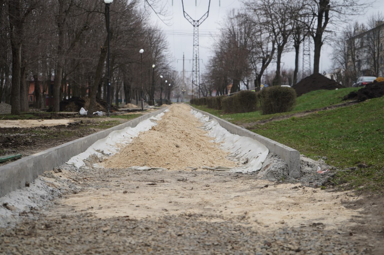 Выехал в сквер «Марс», где недавно стартовали работы по благоустройству Выехал в сквер «Марс», где недавно стартовали работы по благоустройству