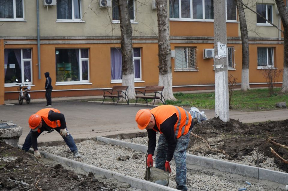 Выехал в сквер «Марс», где недавно стартовали работы по благоустройству Выехал в сквер «Марс», где недавно стартовали работы по благоустройству