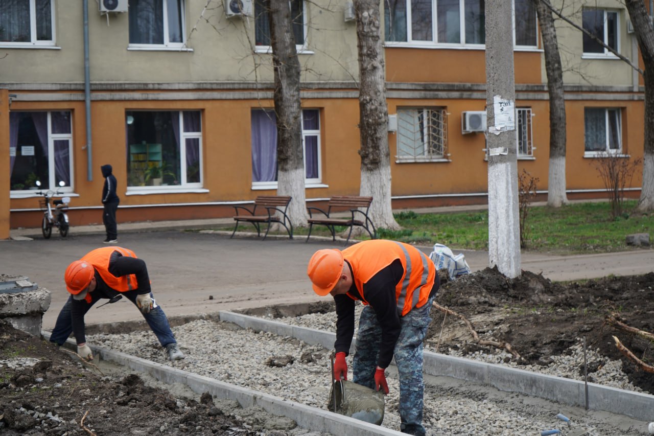 Выехал в сквер «Марс», где недавно стартовали работы по благоустройству Выехал в сквер «Марс», где недавно стартовали работы по благоустройству