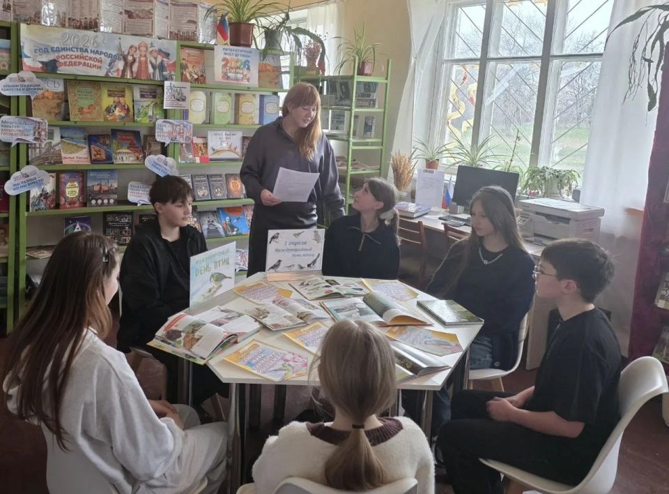 В рамках Недели детской и юношеской книги Детская библиотека г. Ровеньки отметила День смеха! Учащиеся 2-х классов Ровеньковской школы № 8 насладились увлекательной программой с шутками и конкурсами В рамках Недели детской и юношеской книги Детская библиотека г. Ровеньки отметила День смеха! Учащиеся 2-х классов Ровеньковской школы № 8 насладились увлекательной программой с шутками и конкурсами