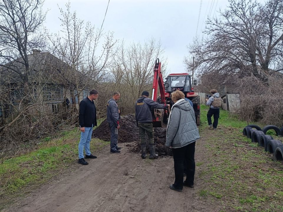 Исполняющий обязанности Главы МО Владимир Запорожец, совместно с начальником управления ЖКХ, архитектуры и градостроительства Ириной Китайгора, провели выездную проверку деятельности сотрудников МУП КМО "Кременское ВКХ" Исполняющий обязанности Главы МО Владимир Запорожец, совместно с начальником управления ЖКХ, архитектуры и градостроительства Ириной Китайгора, провели выездную проверку деятельности сотрудников МУП КМО "Кременское ВКХ"