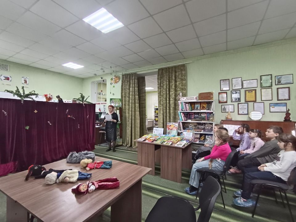 В рамках Недели детской и юношеской книги Детская библиотека г. Ровеньки отметила День смеха! Учащиеся 2-х классов Ровеньковской школы № 8 насладились увлекательной программой с шутками и конкурсами В рамках Недели детской и юношеской книги Детская библиотека г. Ровеньки отметила День смеха! Учащиеся 2-х классов Ровеньковской школы № 8 насладились увлекательной программой с шутками и конкурсами
