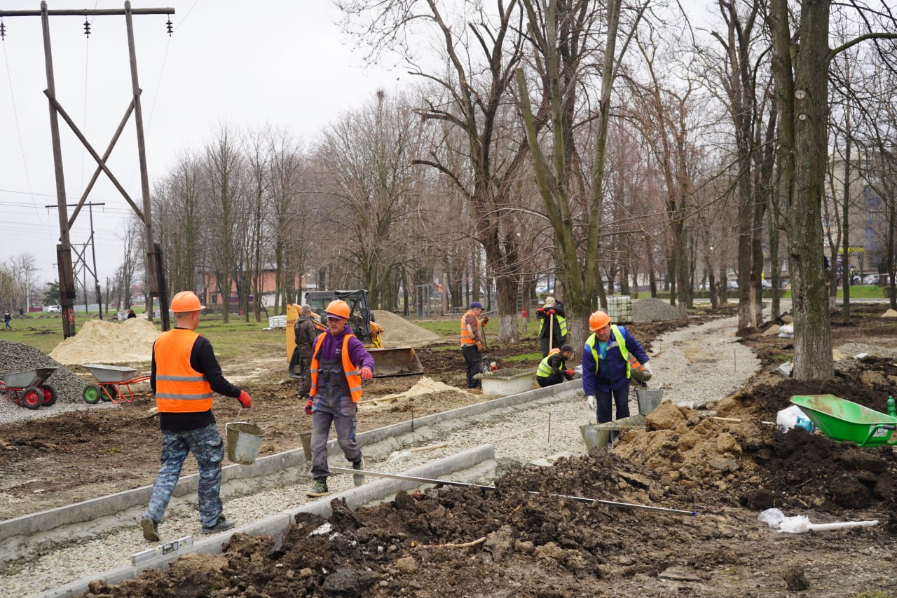 Выехал в сквер «Марс», где недавно стартовали работы по благоустройству Выехал в сквер «Марс», где недавно стартовали работы по благоустройству