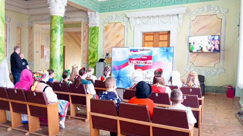 В Доме культуры им. Горького пгт Ясеновский состоялось яркое интерактивное мероприятие «Путешествие по миру. Многоликая Россия: народы большой страны», приуроченное к Году Единства народов России В Доме культуры им. Горького пгт Ясеновский состоялось яркое интерактивное мероприятие «Путешествие по миру. Многоликая Россия: народы большой страны», приуроченное к Году Единства народов России