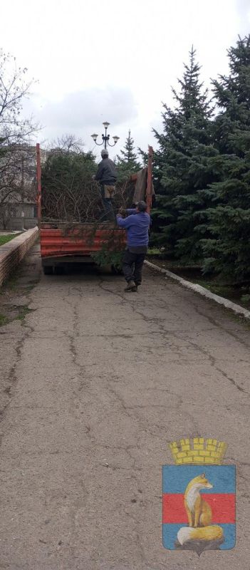 Коммунальные службы в Лисичанске проводят работы по приведению в порядок памятных мест Коммунальные службы в Лисичанске проводят работы по приведению в порядок памятных мест