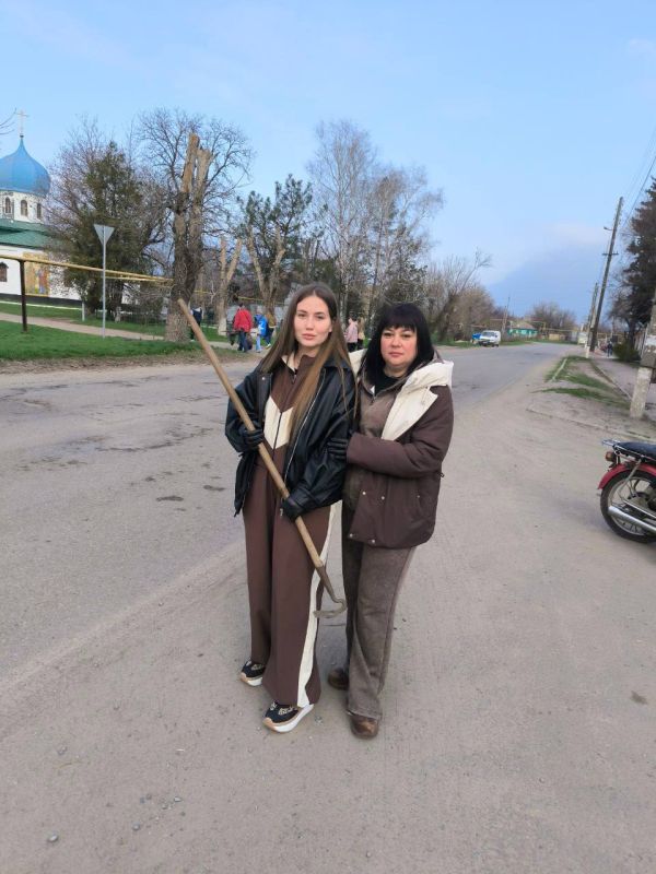 Чистота начинается с нас!. 2 апреля мы дружно вышли на субботник: сотрудники Петровского отдела жизнеобеспечения, заместитель председателя районного совета и жители пгт Чистота начинается с нас!. 2 апреля мы дружно вышли на субботник: сотрудники Петровского отдела жизнеобеспечения, заместитель председателя районного совета и жители пгт