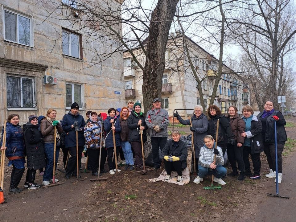 2 апреля в городе Молодогвардейске под эгидой ВПП «Единая Россия» и женсовета Краснодонского округа состоялся общегородской субботник, объединивший жителей и трудовые коллективы в стремлении сделать город чище и уютнее 2 апреля в городе Молодогвардейске под эгидой ВПП «Единая Россия» и женсовета Краснодонского округа состоялся общегородской субботник, объединивший жителей и трудовые коллективы в стремлении сделать город чище и уютнее