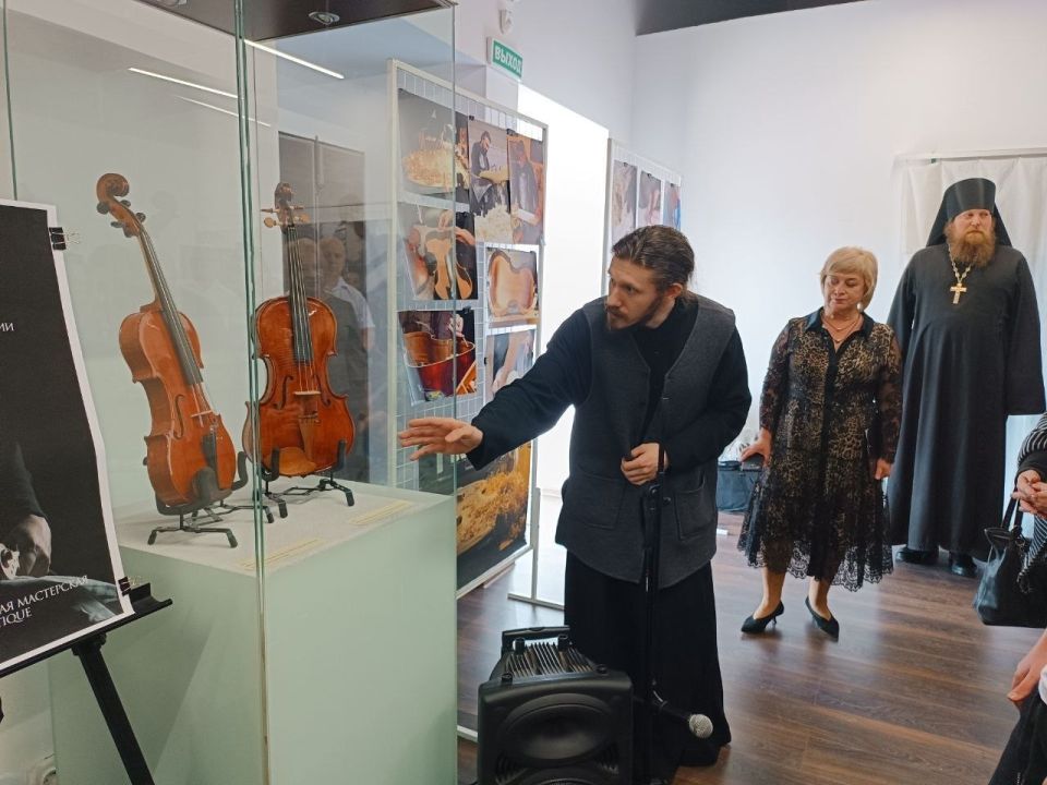 Живая душа смычка: в Станице Луганской открылась уникальная выставка скрипичных мастеров Живая душа смычка: в Станице Луганской открылась уникальная выставка скрипичных мастеров