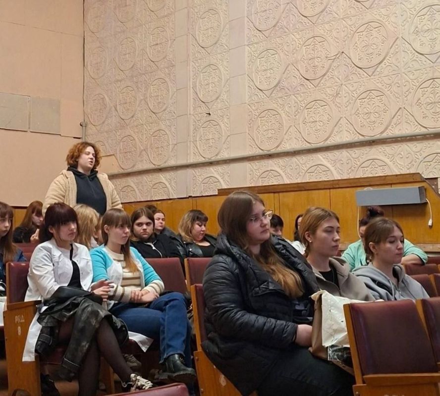 Красный Луч приглашает молодых медиков: встреча с будущими коллегами в Антрацитовском медицинском колледже Красный Луч приглашает молодых медиков: встреча с будущими коллегами в Антрацитовском медицинском колледже