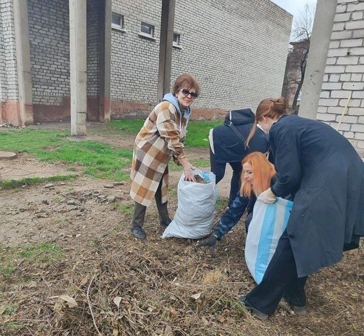Продолжаем субботники!. Коллективы всех образовательных учреждений города Продолжаем субботники!. Коллективы всех образовательных учреждений города