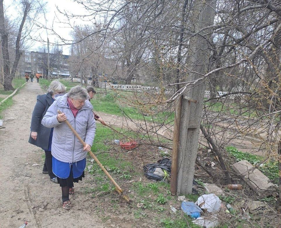 Продолжаем субботники!. Коллективы всех образовательных учреждений города Продолжаем субботники!. Коллективы всех образовательных учреждений города