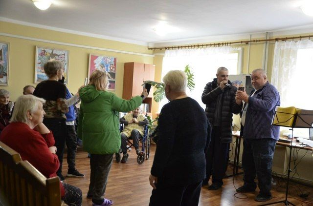 ПРАЗДНИК ШУТОК И ВЕСЕЛЬЯ. В День смеха в Пункте временного размещения прошла концертно-игровая программа «Первое апреля: праздник шуток и веселья», которую провели сотрудники городского Дворца культуры ПРАЗДНИК ШУТОК И ВЕСЕЛЬЯ. В День смеха в Пункте временного размещения прошла концертно-игровая программа «Первое апреля: праздник шуток и веселья», которую провели сотрудники городского Дворца культуры