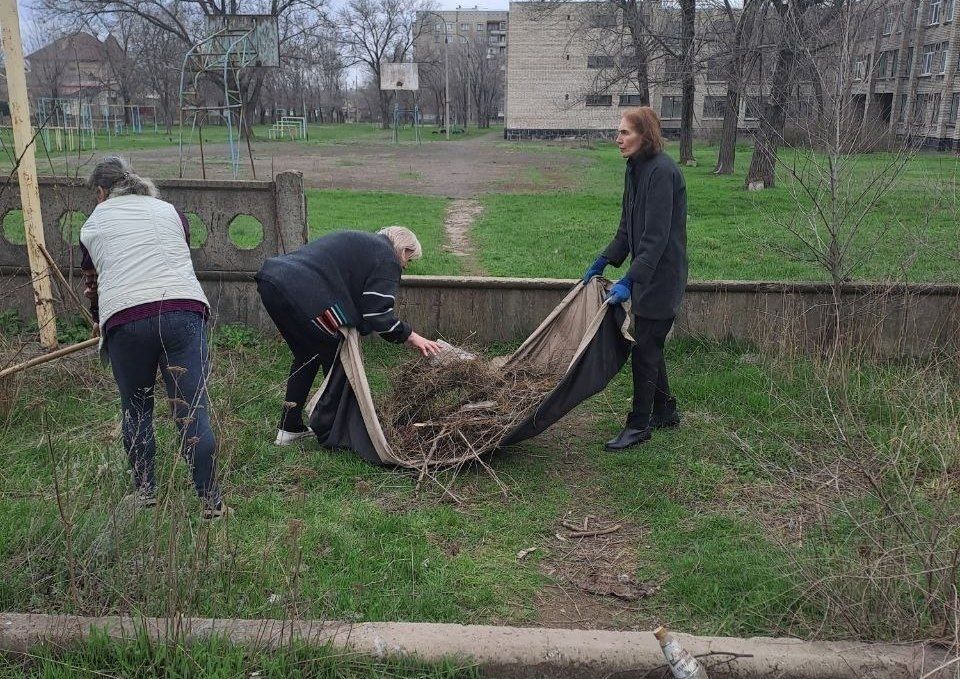Продолжаем субботники!. Коллективы всех образовательных учреждений города Продолжаем субботники!. Коллективы всех образовательных учреждений города
