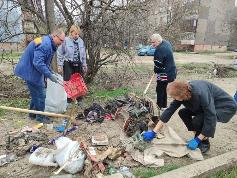 Продолжаем субботники!. Коллективы всех образовательных учреждений города Продолжаем субботники!. Коллективы всех образовательных учреждений города