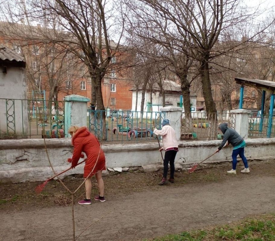 Продолжаем субботники!. Коллективы всех образовательных учреждений города Продолжаем субботники!. Коллективы всех образовательных учреждений города