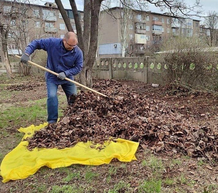Продолжаем субботники!. Коллективы всех образовательных учреждений города Продолжаем субботники!. Коллективы всех образовательных учреждений города