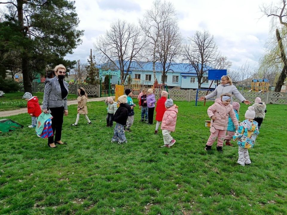 Единороссы Станично-Луганского муниципалитета провели детскую спортивную эстафету Единороссы Станично-Луганского муниципалитета провели детскую спортивную эстафету
