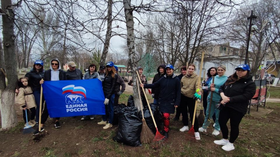 2 апреля в городе Молодогвардейске под эгидой ВПП «Единая Россия» и женсовета Краснодонского округа состоялся общегородской субботник, объединивший жителей и трудовые коллективы в стремлении сделать город чище и уютнее 2 апреля в городе Молодогвардейске под эгидой ВПП «Единая Россия» и женсовета Краснодонского округа состоялся общегородской субботник, объединивший жителей и трудовые коллективы в стремлении сделать город чище и уютнее