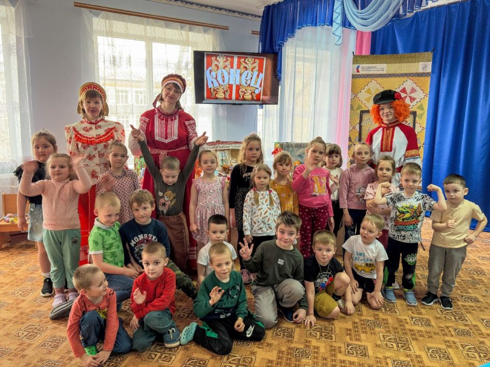 Команда проекта "Путешествие в прошлое" приехала в гости к детям в поселок Краснодон Команда проекта "Путешествие в прошлое" приехала в гости к детям в поселок Краснодон