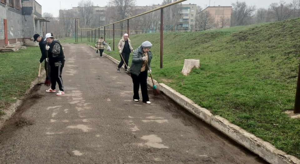 2 апреля в городе Молодогвардейске под эгидой ВПП «Единая Россия» и женсовета Краснодонского округа состоялся общегородской субботник, объединивший жителей и трудовые коллективы в стремлении сделать город чище и уютнее 2 апреля в городе Молодогвардейске под эгидой ВПП «Единая Россия» и женсовета Краснодонского округа состоялся общегородской субботник, объединивший жителей и трудовые коллективы в стремлении сделать город чище и уютнее
