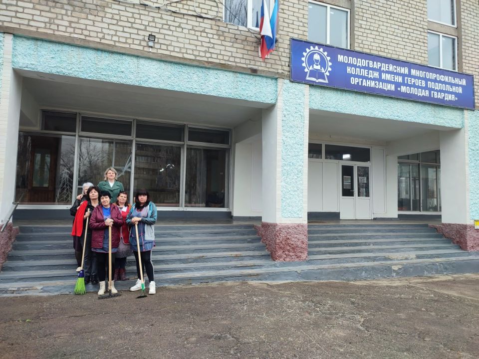 2 апреля в городе Молодогвардейске под эгидой ВПП «Единая Россия» и женсовета Краснодонского округа состоялся общегородской субботник, объединивший жителей и трудовые коллективы в стремлении сделать город чище и уютнее 2 апреля в городе Молодогвардейске под эгидой ВПП «Единая Россия» и женсовета Краснодонского округа состоялся общегородской субботник, объединивший жителей и трудовые коллективы в стремлении сделать город чище и уютнее