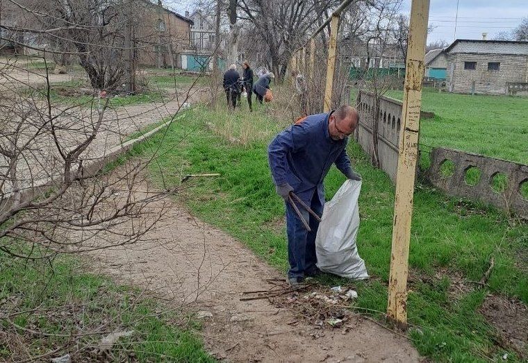 Продолжаем субботники!. Коллективы всех образовательных учреждений города Продолжаем субботники!. Коллективы всех образовательных учреждений города