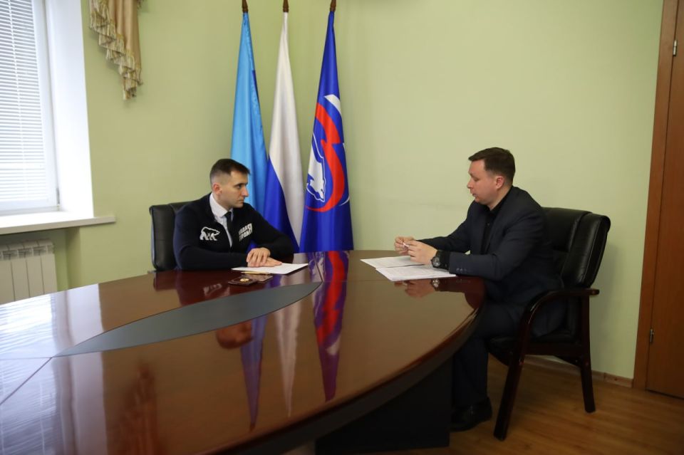 Депутат Народного Совета Андрей Самойлов подал документы для участия в предварительном голосовании Единой России Депутат Народного Совета Андрей Самойлов подал документы для участия в предварительном голосовании Единой России