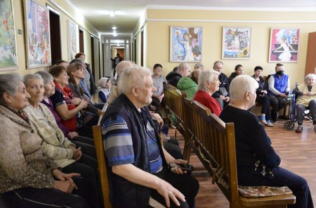 ПРАЗДНИК ШУТОК И ВЕСЕЛЬЯ. В День смеха в Пункте временного размещения прошла концертно-игровая программа «Первое апреля: праздник шуток и веселья», которую провели сотрудники городского Дворца культуры ПРАЗДНИК ШУТОК И ВЕСЕЛЬЯ. В День смеха в Пункте временного размещения прошла концертно-игровая программа «Первое апреля: праздник шуток и веселья», которую провели сотрудники городского Дворца культуры