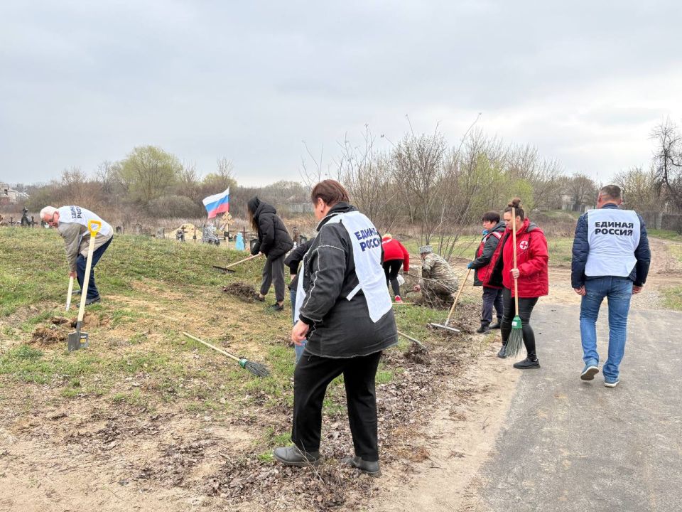 Единороссы организовали общественный субботник на территории кладбища в пгт Станица Луганская Единороссы организовали общественный субботник на территории кладбища в пгт Станица Луганская