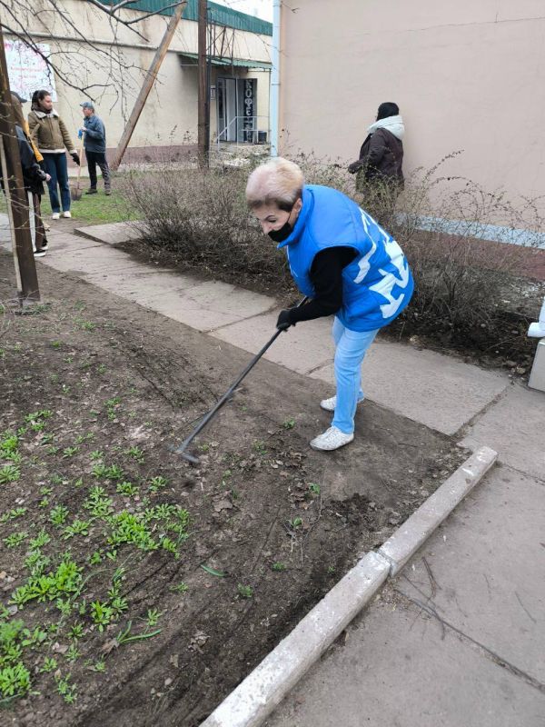 Чистота начинается с нас!. 2 апреля мы дружно вышли на субботник: сотрудники Петровского отдела жизнеобеспечения, заместитель председателя районного совета и жители пгт Чистота начинается с нас!. 2 апреля мы дружно вышли на субботник: сотрудники Петровского отдела жизнеобеспечения, заместитель председателя районного совета и жители пгт
