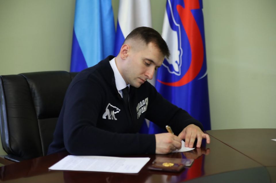 Депутат Народного Совета Андрей Самойлов подал документы для участия в предварительном голосовании Единой России Депутат Народного Совета Андрей Самойлов подал документы для участия в предварительном голосовании Единой России