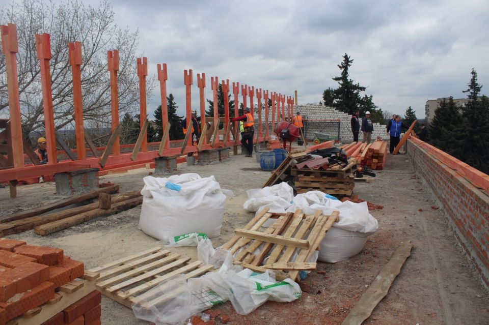 В Славяносербской спортивной школе идет ремонт по народной программе Единой России В Славяносербской спортивной школе идет ремонт по народной программе Единой России