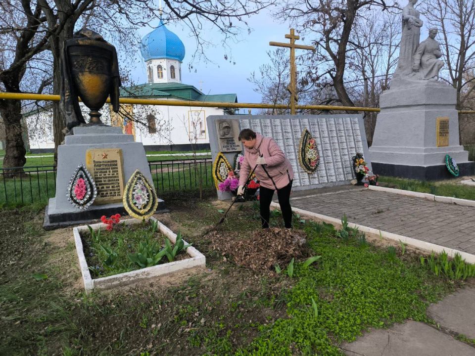 Чистота начинается с нас!. 2 апреля мы дружно вышли на субботник: сотрудники Петровского отдела жизнеобеспечения, заместитель председателя районного совета и жители пгт Чистота начинается с нас!. 2 апреля мы дружно вышли на субботник: сотрудники Петровского отдела жизнеобеспечения, заместитель председателя районного совета и жители пгт